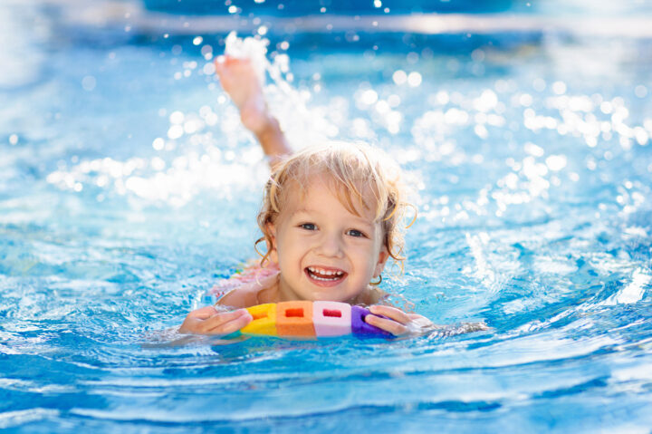 Durch das Gefühl der Schwerelosigkeit im Wasser wird das Wohlbefinden unserer kleinsten Gäste positiv beeinflusst. Der Spaß im Wasser und die Bewegungsfreude kommen beim Babyschwimmen oder Schwimmlernkurs nicht zu kurz.